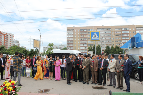 Đông đảo bà con người Việt chờ đón đoàn tại sân bay Ulyanovsk.
